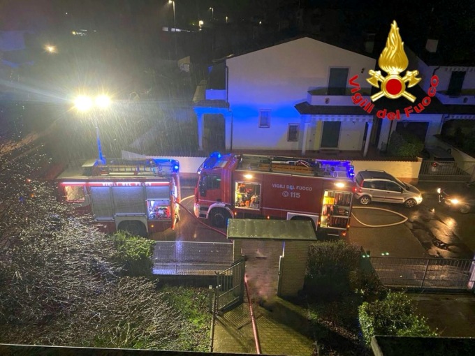 Casa in fiamme nel Pavese, paura per il proprietario rimasto in trappola