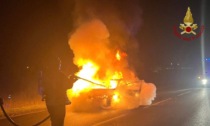 Il video dell'autovettura in fiamme a Cerreto: mezzo completamente distrutto