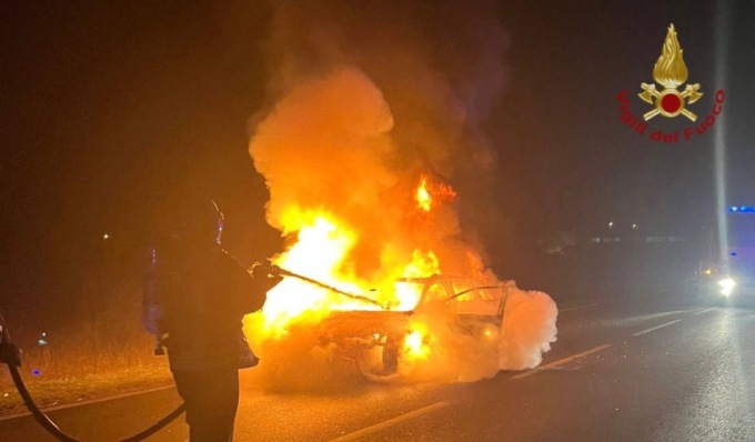 Il video dell’autovettura in fiamme a Cerreto: mezzo completamente distrutto