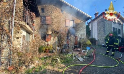 A fuoco abitazione a Zavattarello, proprietario in ospedale in elisoccorso