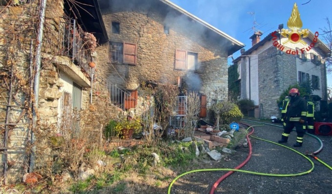 A fuoco abitazione a Zavattarello, proprietario in ospedale in elisoccorso