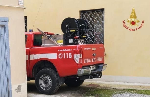 Dà fuoco alla casa della madre incendiando un cumulo di mobili e vestiti