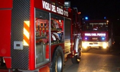 Incendio in un appartamento a Pavia, tre persone intossicate e salvato un gattino
