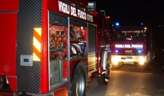 Incendio a Landriano, villetta avvolta dalle fiamme