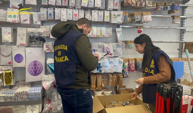 Tessuti e articoli per la casa non sicuri: maxi sequestro tra Tortona e Voghera