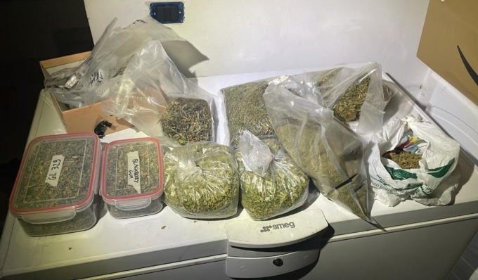 L’incendio in casa fa scoprire una coltivazione di marijuana, due giovani intossicati (e arrestati)