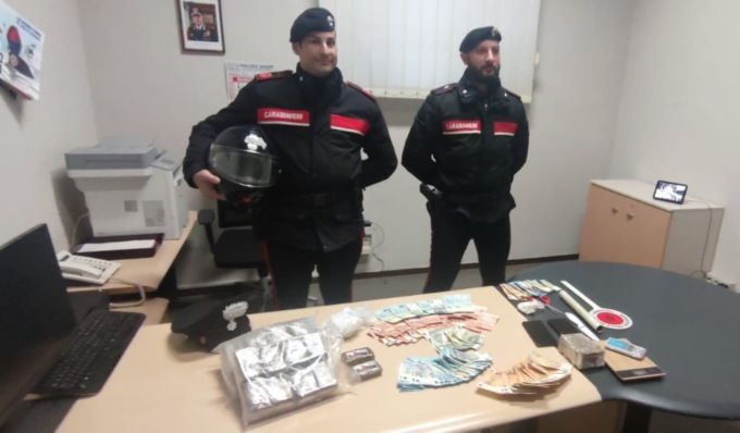 Si aggira con fare sospetto, trovato con 5 panetti di hashish e 24 dosi di cocaina