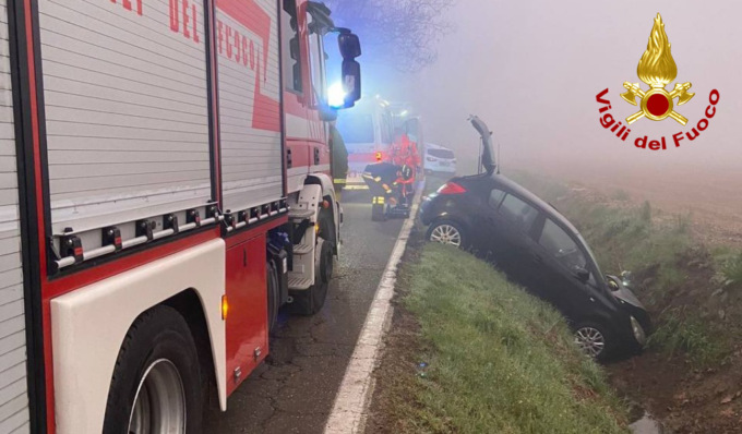 Due auto si scontrano e una finisce in un fosso, due uomini soccorsi a Dorno