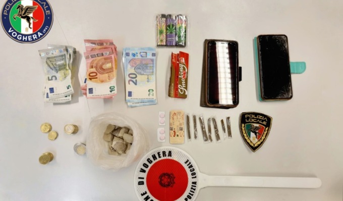 Trovato nei pressi della stazione ferroviaria con hashish e pasticche di oppioidi