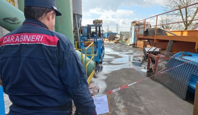 Deposito incontrollato di rifiuti pericolosi, scoperta discarica abusiva a Castello d’Agogna