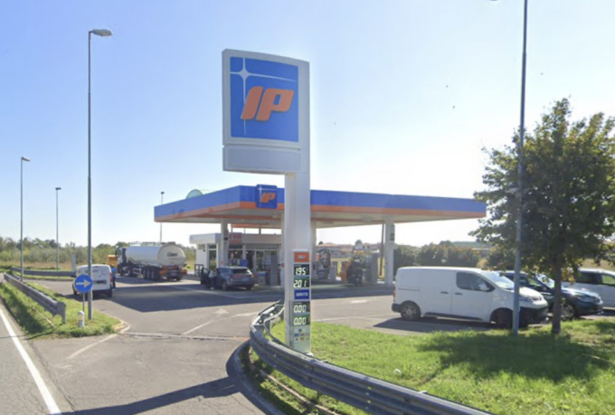 Colpo al distributore di benzina, ladri incappucciati scappano con un bottino da migliaia di euro