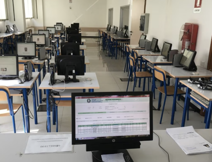 Vogherese si presenta al test per la patente con l’auricolare ma viene beccato e lo ingoia
