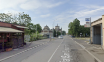 Attimi di paura a Pavia, automobilista investe pedone mentre attraversa la strada
