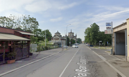 Attimi di paura a Pavia, automobilista investe pedone mentre attraversa la strada