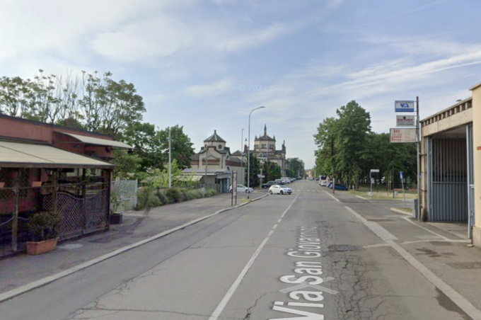 Attimi di paura a Pavia, automobilista investe pedone mentre attraversa la strada