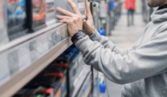 Commette due furti nello stesso negozio, preso ladro recidivo