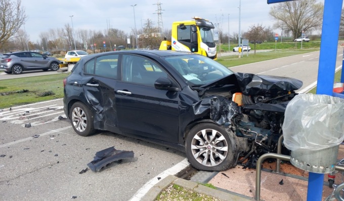 Schianto nel parcheggio del supermercato, tre feriti in ospedale