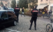 Due 19enni accoltellati in piazza a Belgioioso, aggressore in fuga