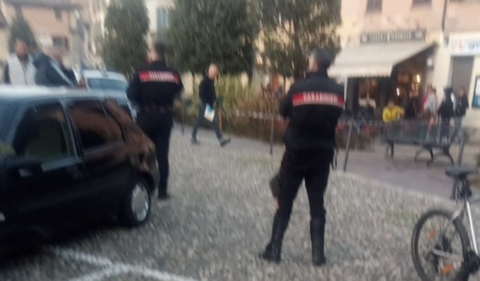 Due 19enni accoltellati in piazza a Belgioioso, aggressore in fuga