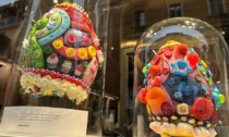 Un Uovo di Pasqua che dalla stoffa si trasforma in cioccolato: dall'incontro tra due maestri nasce un'opera d'arte commestibile