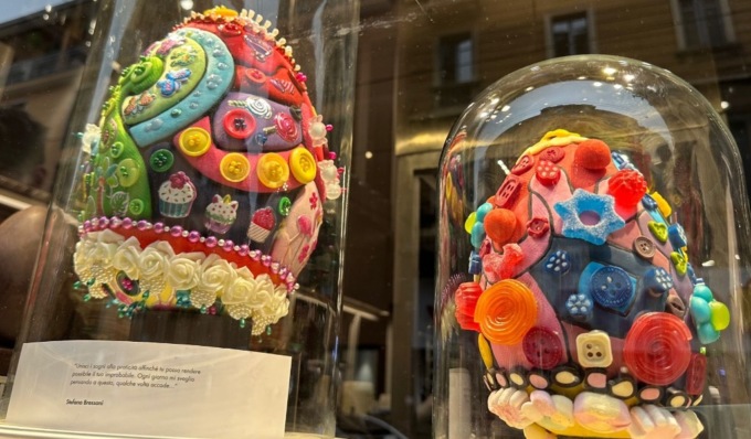Un Uovo di Pasqua che dalla stoffa si trasforma in cioccolato: dall’incontro tra due maestri nasce un’opera d’arte commestibile