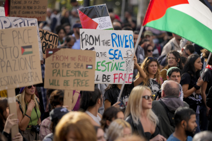 Prof indossa maglietta pro Palestina ma in classe c’è una studentessa israeliana, scoppia la polemica a Pavia