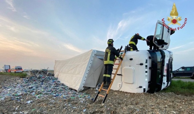 Mezzo pesante esce di strada e si ribalta su un fianco, soccorso autista 57enne