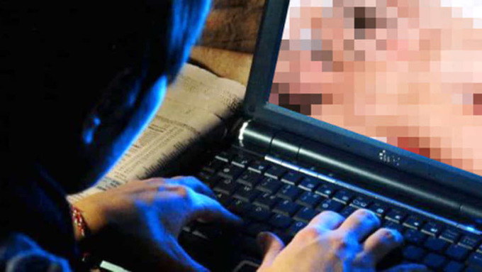 Pedopornografia online: bambini obbligati a compiere atti sessuali, perquisizioni anche nel Pavese