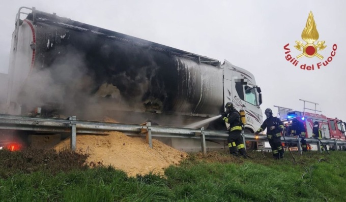 Incendio in A21, camion prende fuoco tra Casteggio e Broni