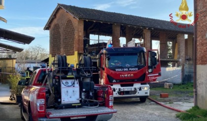 Incendio in garage, fiamme domate in tre ore