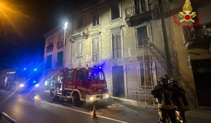 Incendio in appartamento, Vigili del Fuoco al lavoro 4 ore per domare le fiamme