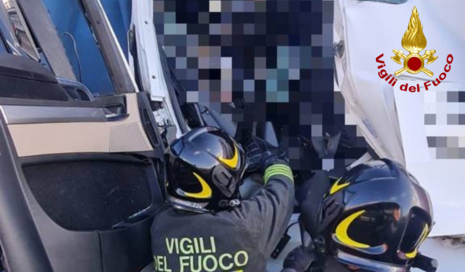 Schianto in A21 tra due mezzi pesanti, un ferito e lunghe code