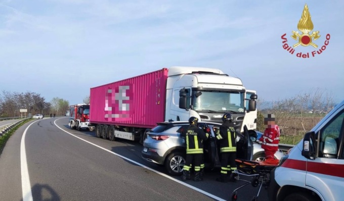 Mezzo pesante e auto si scontrano sulla tangenziale di Casteggio: conducente 44enne incastrato nell’abitacolo