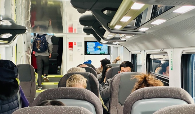 Tenta di rapinare una donna su un treno della Milano-Mortara: bloccato dai passeggeri