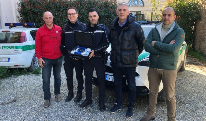 Si accascia improvvisamente al suolo, 62enne salvato con il defibrillatore da due agenti della Polizia Locale