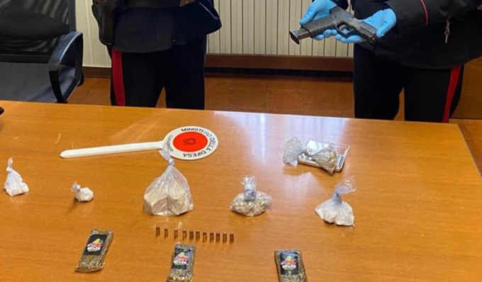 Alla vista dei Carabinieri tenta la fuga, in auto oltre 2 chili di eroina