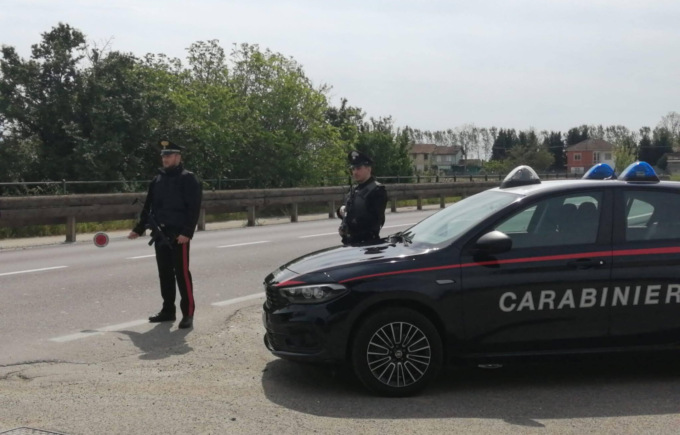 Danneggia le auto in sosta e ruba oggetti al loro interno, 46enne incastrato dalle telecamere