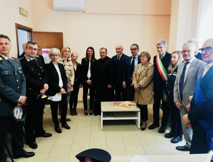 Inaugura a Pavia la “Sala Rosa”, lo spazio sicuro per le donne vittime di violenza voluta dalla Polizia Locale
