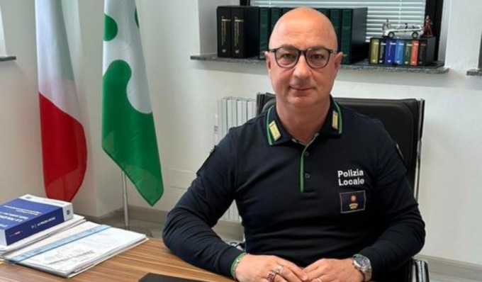 Tenta di corrompere il comandante della Polizia Locale con una mazzetta da mille euro