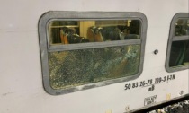 Prende a sassate i finestrini di un treno, convoglio danneggiato e servizio interrotto