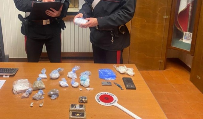 Nel marsupio nasconde un chilo di droga, arrestato 26enne