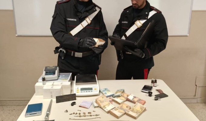 Rubavano oro ad anziani spacciandosi per carabinieri, poi lo rivendevano: un 86enne a capo della banda