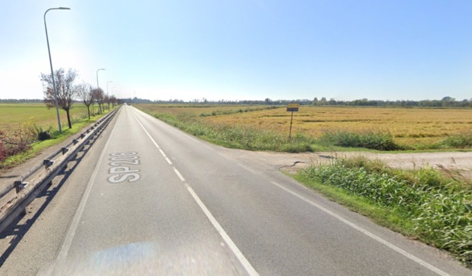 Schianto frontale tra auto e mezzo pesante, perde la vita una donna