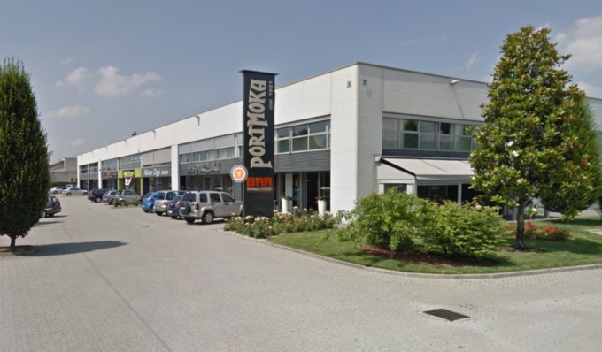 Con cappuccio in testa e guanti per non lasciare impronte tenta il furto al bar… ma fa scattare l’antifurto