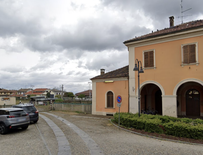 Ruba un’auto fuori da una casa a Robbio e scappa, ladro 25enne beccato in stazione
