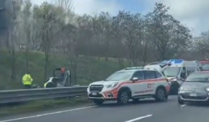 Schianto in Tangenziale a Pavia, esce di strada e sbatte contro un albero: gravissimo