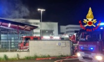 Incendio in capannone a Copiano, 5 squadre dei Vigili del Fuoco al lavoro
