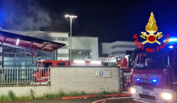 Incendio in capannone a Copiano, 5 squadre dei Vigili del Fuoco al lavoro