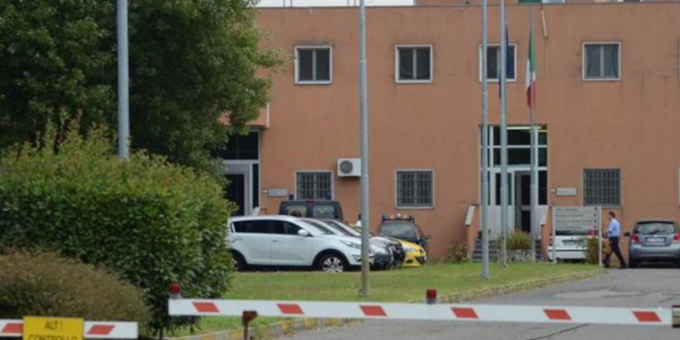 Fumo e fiamme in carcere a Pavia, detenuto incendia la cella: tre intossicati
