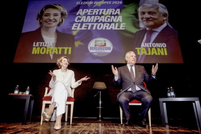 Moratti lancia la sua campagna elettorale dal Teatro Manzoni
